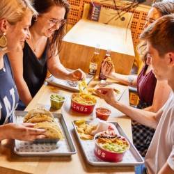 repas partagé dans restaurant mexicain nachos