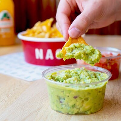 Nachos et guacamole à partager dans resto mexicain