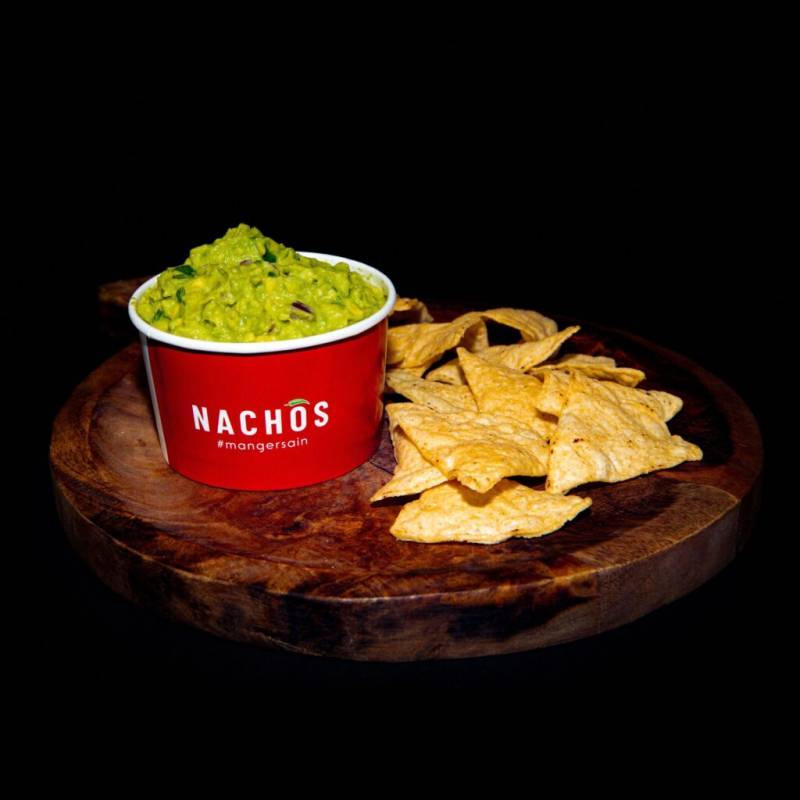 Snack Nachos: guacamole and Mexican chips
