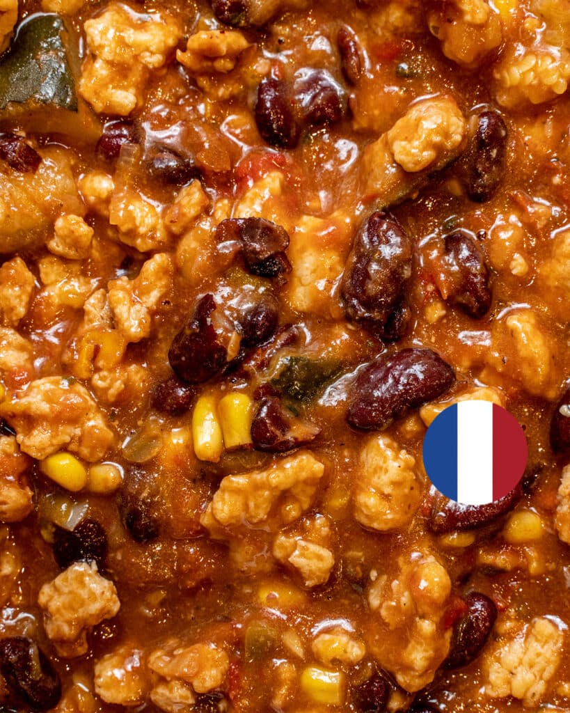 CHILI’VEGGIE. Les protéines de soja bio françaises sont mijotées dans un mélange de légumes, créant une alternative végétarienne aux saveurs riches et équilibrées.