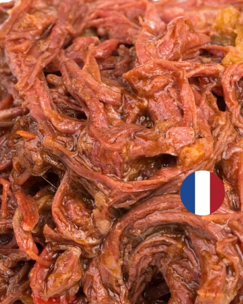 BŒUF CHILI : Notre viande de bœuf française effilochée et marinée dans une sauce chili, offre une saveur audacieuse qui évoque la cuisine tex-mex.