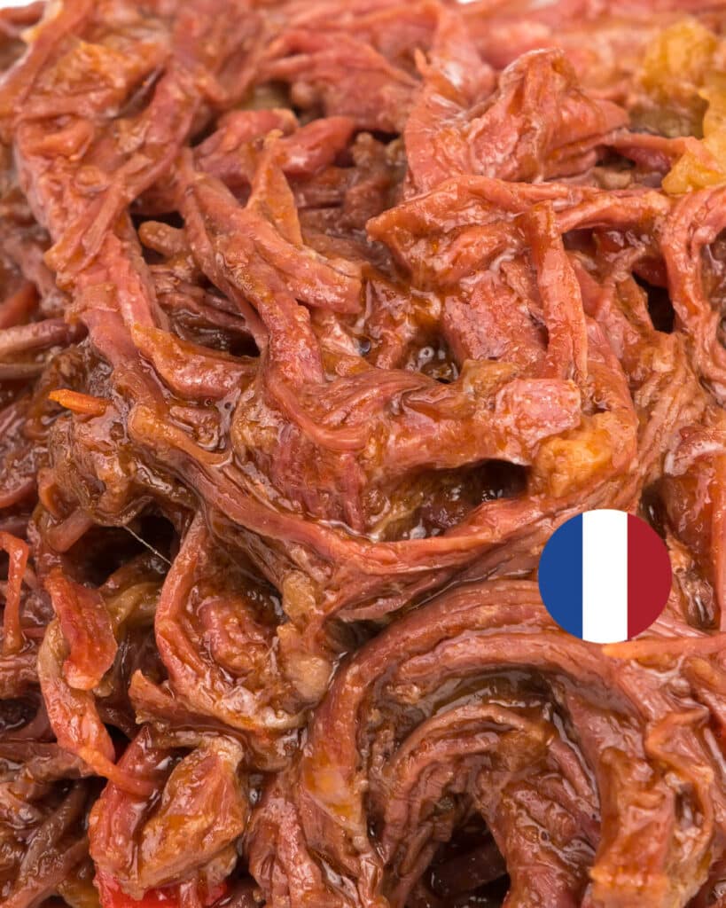 FOCUS sur notre BŒUF CHILI : Notre viande de bœuf française, soigneusement effilochée et marinée dans une sauce chili, offre une saveur audacieuse qui évoque la cuisine tex-mex.