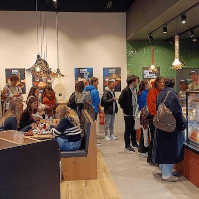 File d'attente au comptoir de Nachos à Tours les 2 Lions